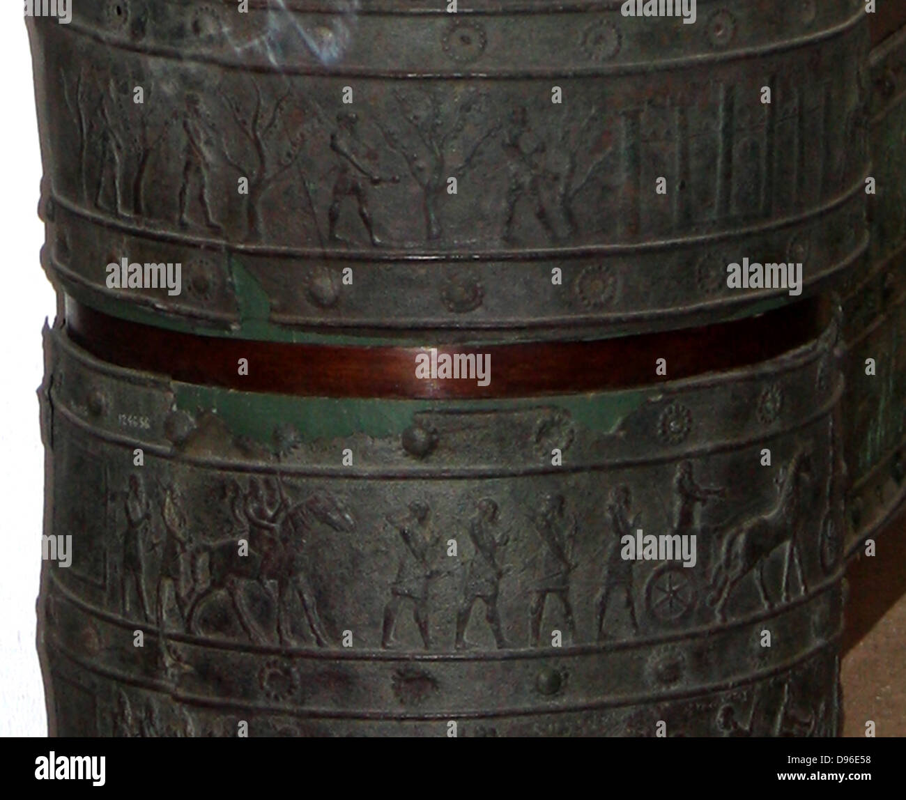 Bronzo superstite delle bande di cancelli Balawat (858-824 a.C.) dal palazzo di Shalmaneser III, Iraq. Strisce di bronzo in rilievo con scene di Shalmaneser le campagne. Prima di raffigurazioni di alberi e montagne in arte assira Attualmente presso il British Museum di Londra. Foto Stock