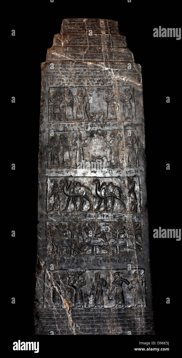 L obelisco nero di Shalmaneser III (858-824 a.C.). Assira, da Nimrud. Fatta di a grana fine calcare nero venato di bianco. Esso registra i re della campagne e omaggi dato a lui. Foto Stock