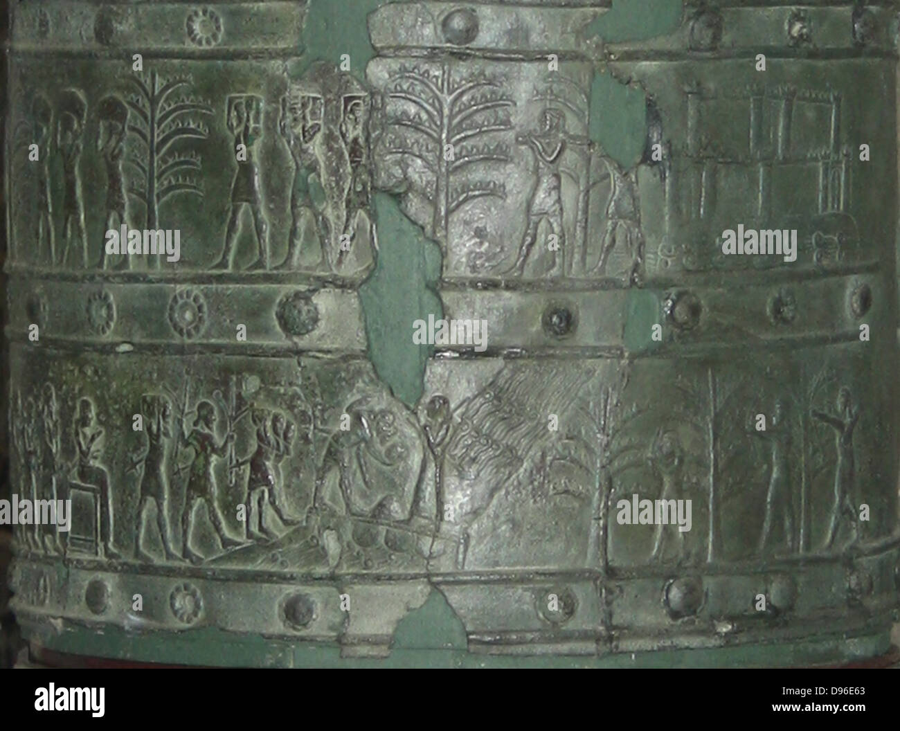 Bronzo superstite delle bande di cancelli Balawat (858-824 a.C.) dal palazzo di Shalmaneser III, Iraq. Strisce di bronzo in rilievo con scene di Shalmaneser le campagne. Prima di raffigurazioni di alberi e montagne in arte assira Attualmente presso il British Museum di Londra. Foto Stock
