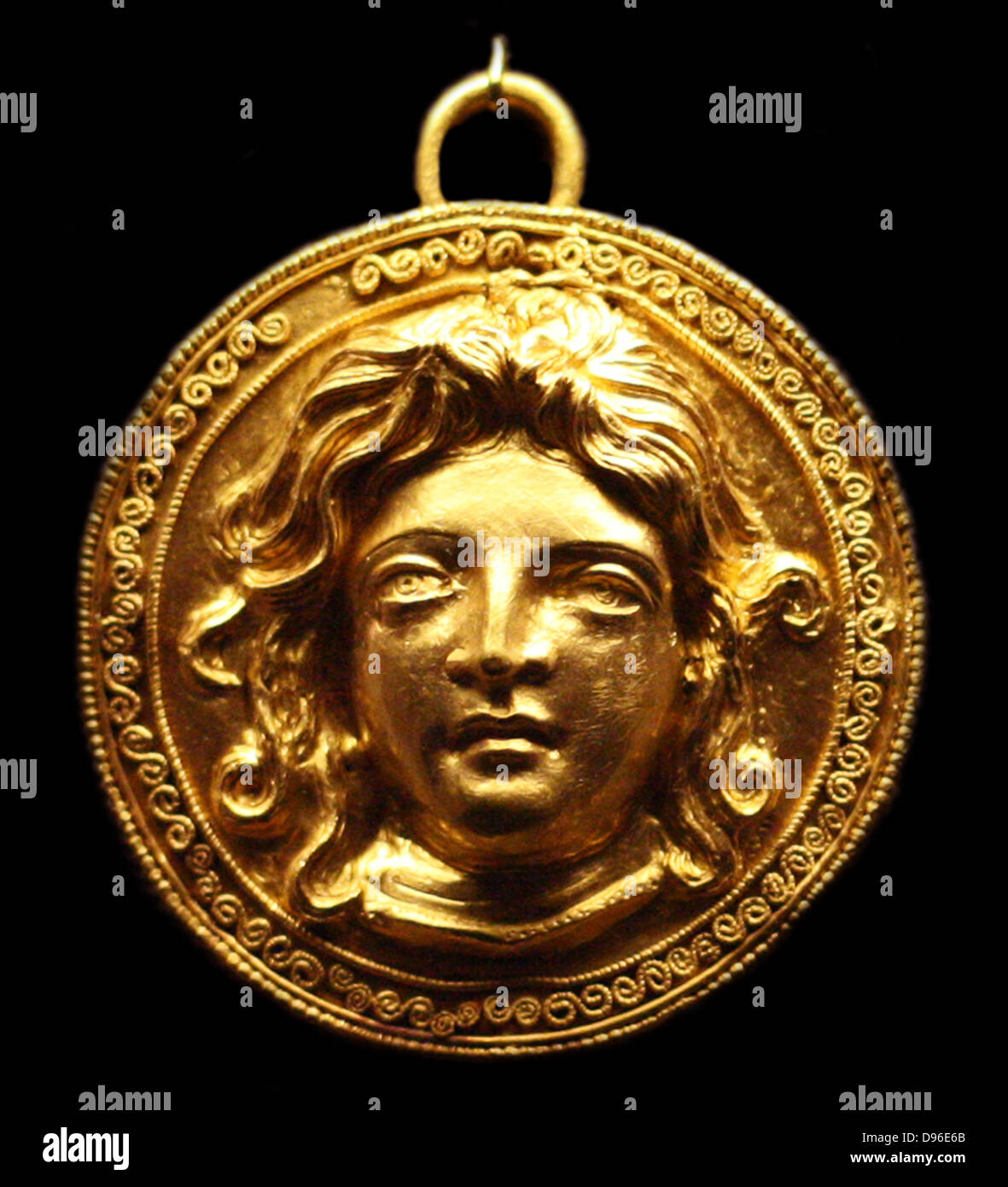 Protezione oro pendente a forma di testa femminile, eventualmente Medusa 200-150 A.C. Foto Stock