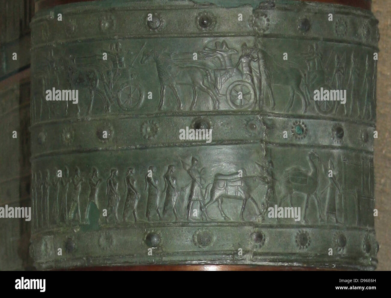 Bronzo superstite delle bande di cancelli Balawat (858-824 a.C.) dal palazzo di Shalmaneser III, Iraq. Strisce di bronzo in rilievo con scene di Shalmaneser le campagne. Prima di raffigurazioni di alberi e montagne in arte assira Attualmente presso il British Museum di Londra. Foto Stock