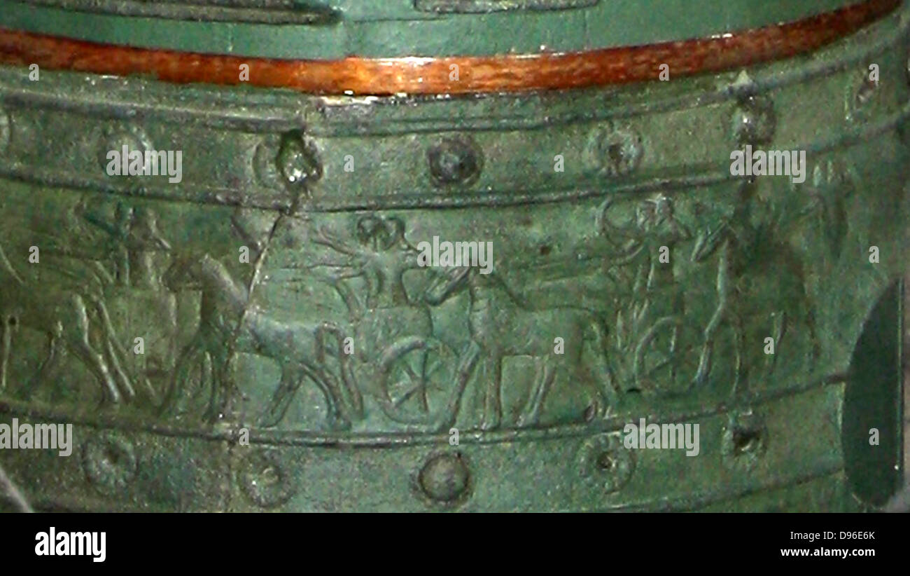 Bronzo superstite delle bande di cancelli Balawat (858-824 a.C.) dal palazzo di Shalmaneser III, Iraq. Strisce di bronzo in rilievo con scene di Shalmaneser le campagne. Prima di raffigurazioni di alberi e montagne in arte assira Attualmente presso il British Museum di Londra. Foto Stock