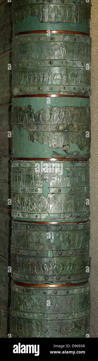 Bronzo superstite delle bande di cancelli Balawat (858-824 a.C.) dal palazzo di Shalmaneser III, Iraq. Strisce di bronzo in rilievo con scene di Shalmaneser le campagne. Prima di raffigurazioni di alberi e montagne in arte assira Attualmente presso il British Museum di Londra. Foto Stock