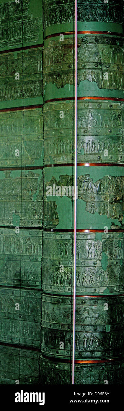 Bronzo superstite delle bande di cancelli Balawat (858-824 a.C.) dal palazzo di Shalmaneser III, Iraq. Strisce di bronzo in rilievo con scene di Shalmaneser le campagne. Prima di raffigurazioni di alberi e montagne in arte assira Attualmente presso il British Museum di Londra. Foto Stock