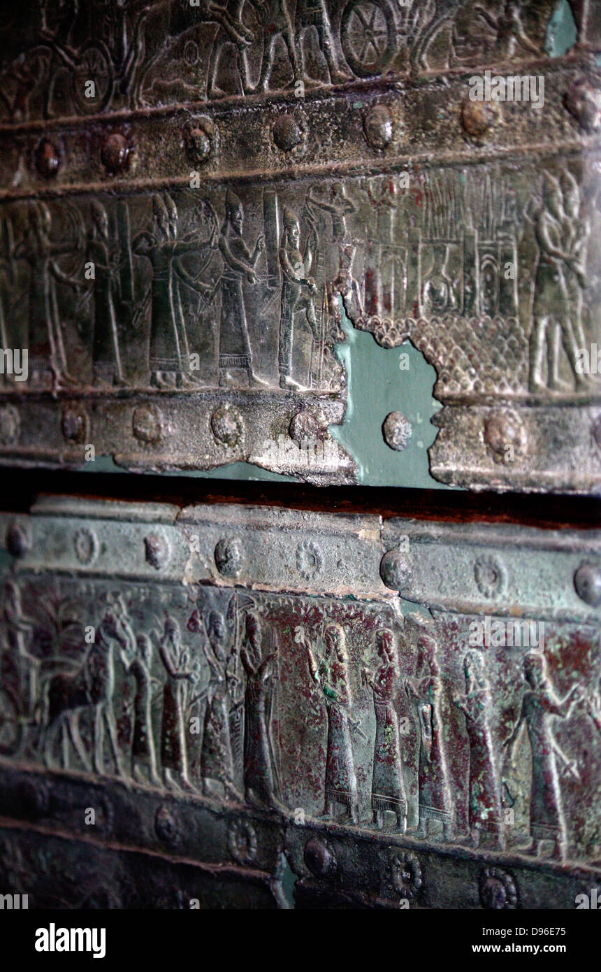Bronzo superstite delle bande di cancelli Balawat (858-824 a.C.) dal palazzo di Shalmaneser III, Iraq. Strisce di bronzo in rilievo con scene di Shalmaneser le campagne. Prima di raffigurazioni di alberi e montagne in arte assira Attualmente presso il British Museum di Londra. Foto Stock