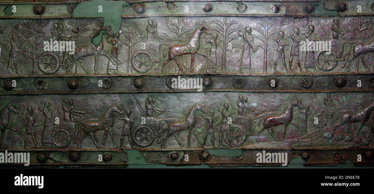 Bronzo superstite delle bande di cancelli Balawat (858-824 a.C.) dal palazzo di Shalmaneser III, Iraq. Strisce di bronzo in rilievo con scene di Shalmaneser le campagne. Prima di raffigurazioni di alberi e montagne in arte assira Attualmente presso il British Museum di Londra. Foto Stock