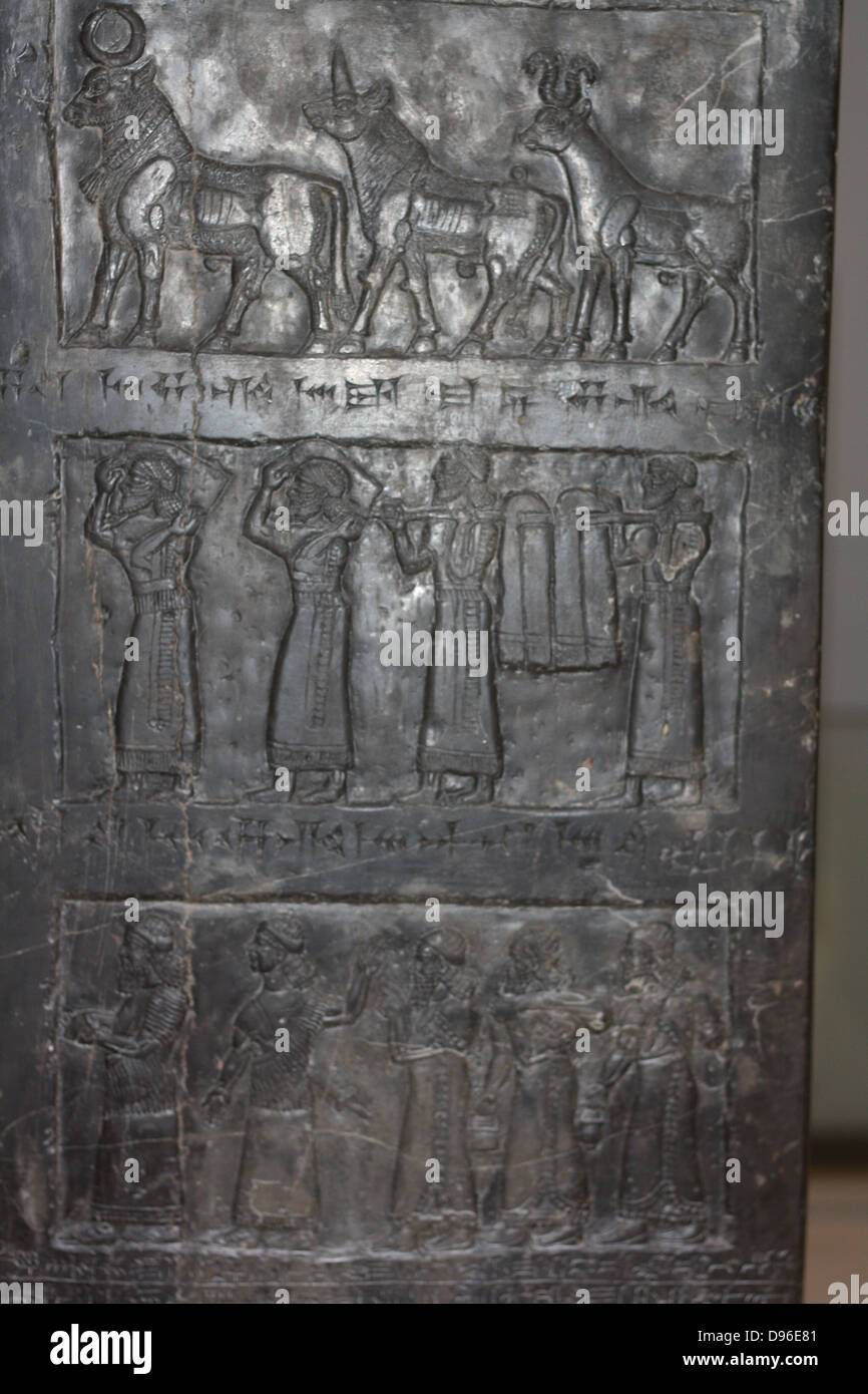 L obelisco nero di Shalmaneser III (858-824 a.C.). Assira, da Nimrud. Fatta di a grana fine calcare nero venato di bianco. Esso registra i re della campagne e omaggi dato a lui. Foto Stock
