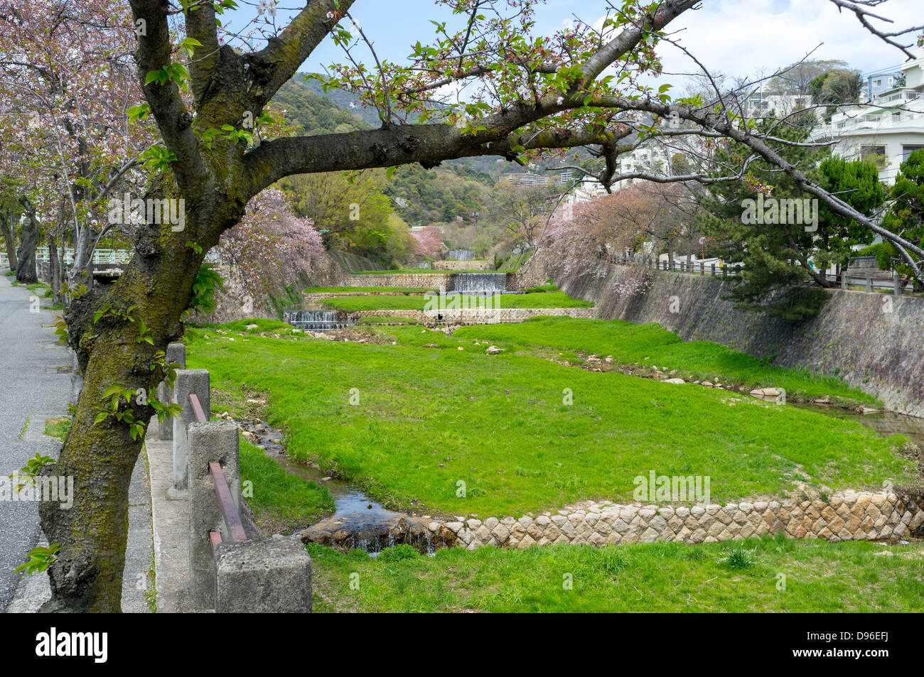 L'acqua cade in un sobborgo di Kobe, Giappone Foto Stock