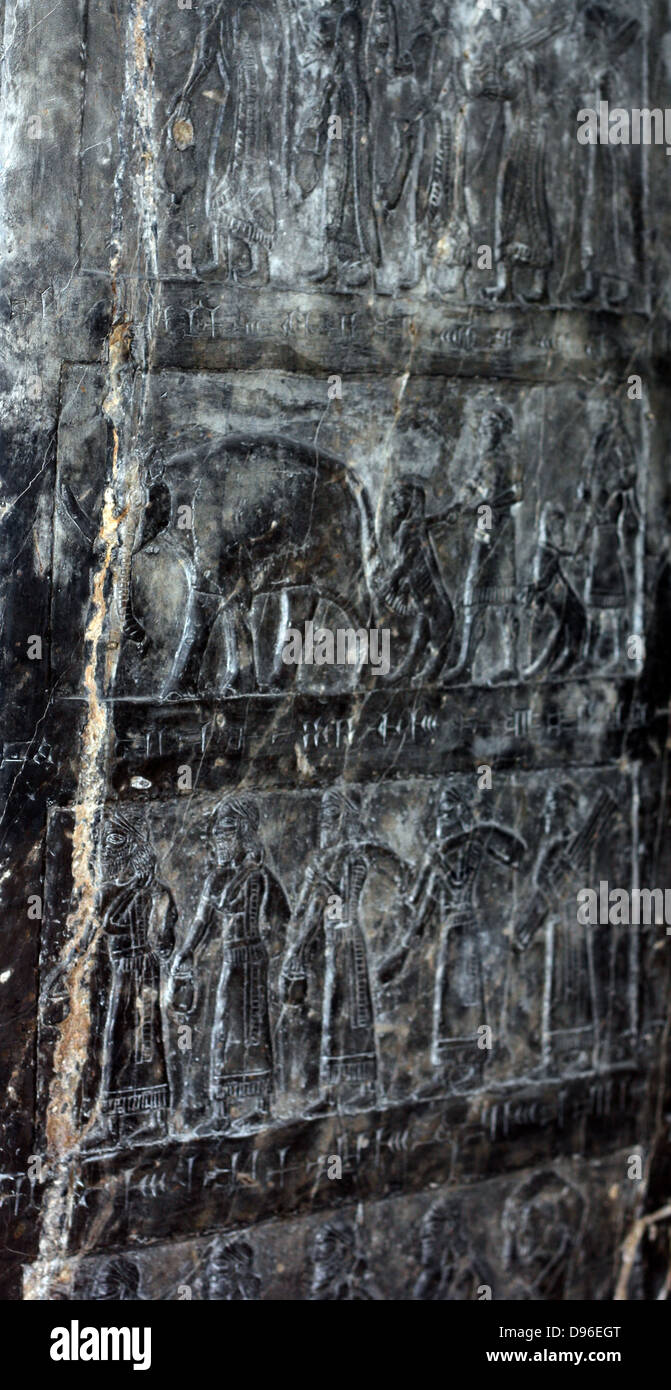 L obelisco nero di Shalmaneser III (858-824 a.C.). Assira, da Nimrud. Fatta di a grana fine calcare nero venato di bianco. Esso registra i re della campagne e omaggi dato a lui. Foto Stock