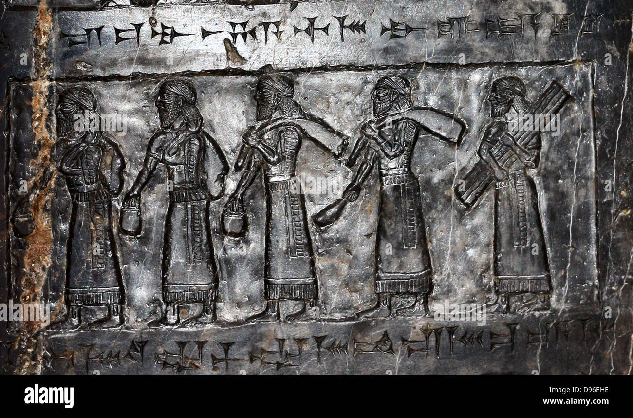 L obelisco nero di Shalmaneser III (858-824 a.C.). Assira, da Nimrud. Fatta di a grana fine calcare nero venato di bianco. Esso registra i re della campagne e omaggi dato a lui. Foto Stock