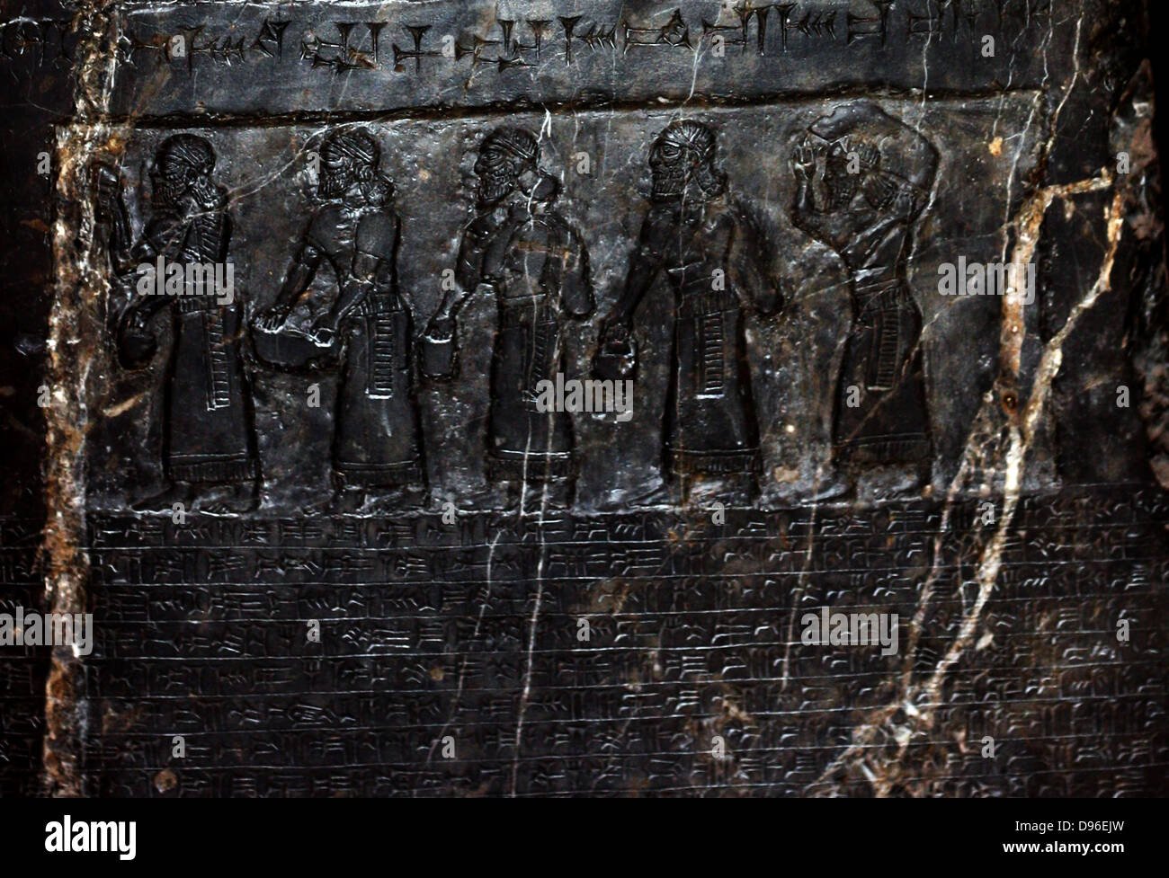 L obelisco nero di Shalmaneser III (858-824 a.C.). Assira, da Nimrud. Fatta di a grana fine calcare nero venato di bianco. Esso registra i re della campagne e omaggi dato a lui. Foto Stock