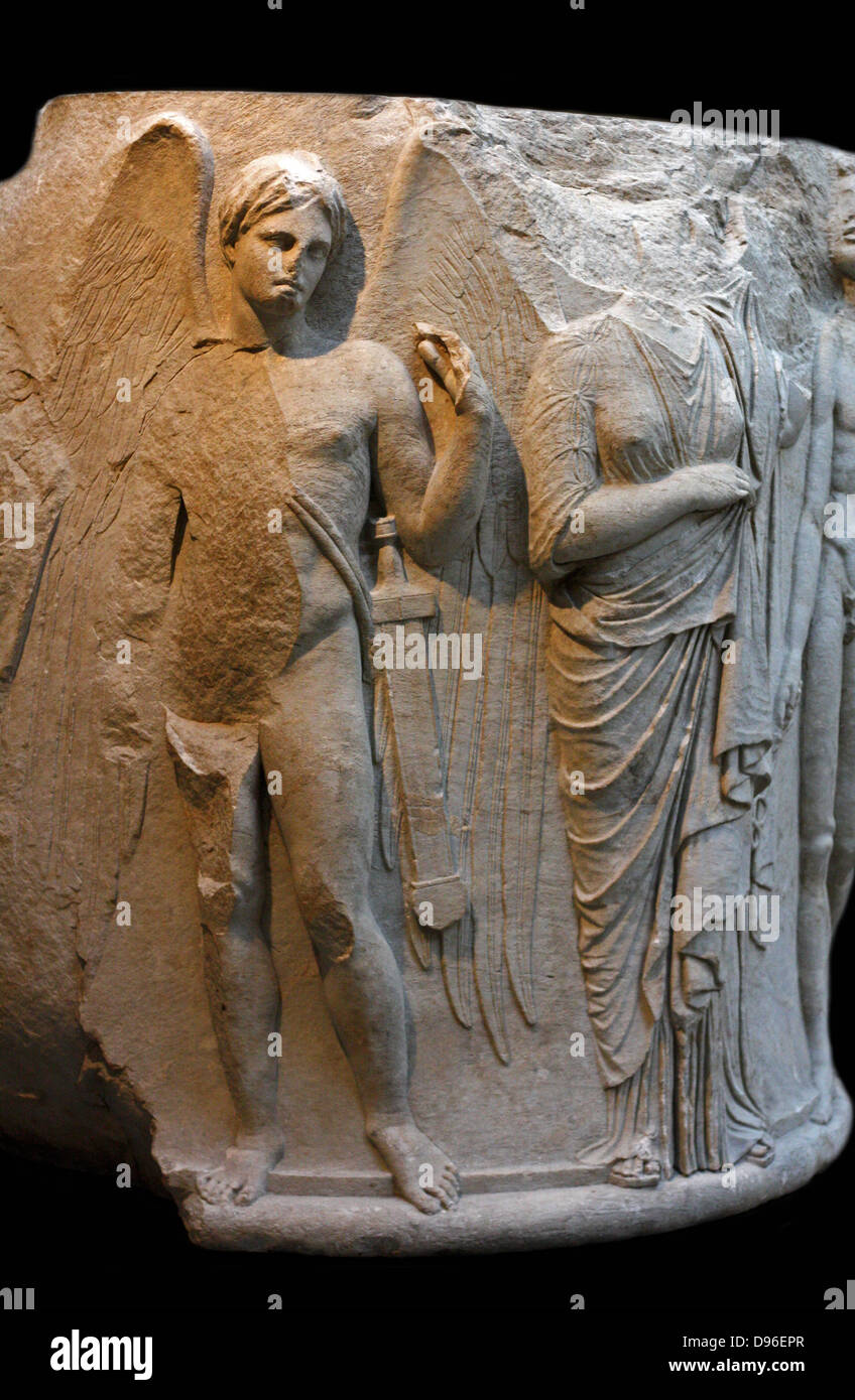 In marmo scolpito del tamburo di colonna. Circa 325-300 A.C. Trovato in Efeso presso il tempio di Artemide. Questa vista mostra un giovane alato Thanatos (la morte), una donna drappeggiata (eventualmente Alcestis o Eurydice). Foto Stock