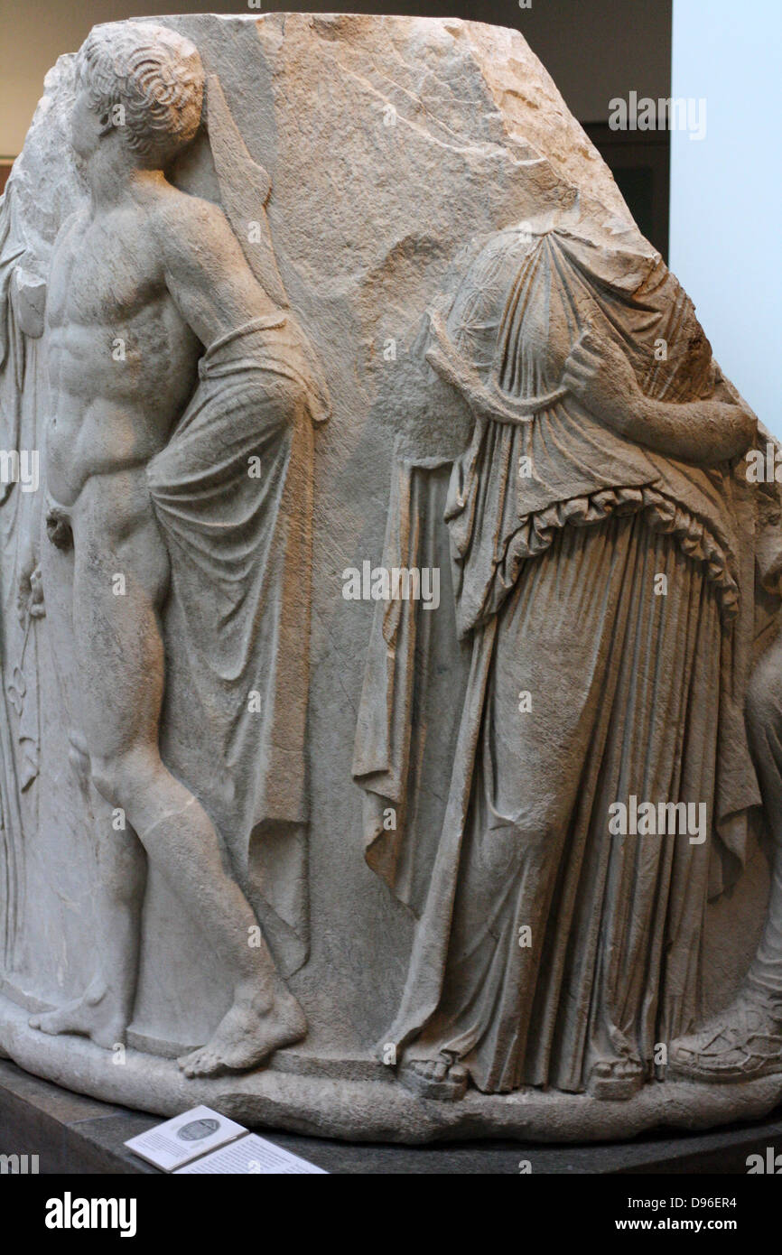 In marmo scolpito del tamburo di colonna. Circa 325-300 A.C. Trovato in Efeso presso il tempio di Artemide. Questa vista mostra un giovane alato Thanatos (la morte), una donna drappeggiata (eventualmente Alcestis o Eurydice). Foto Stock