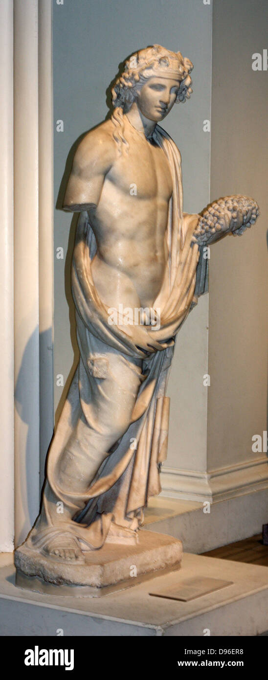 La scultura in marmo di Dioniso, dio del vino, mostrato tenendo un grappolo di uva. Romano del II secolo D.C. Trovato nel tempio di Dioniso a Cirene (Libia). Foto Stock