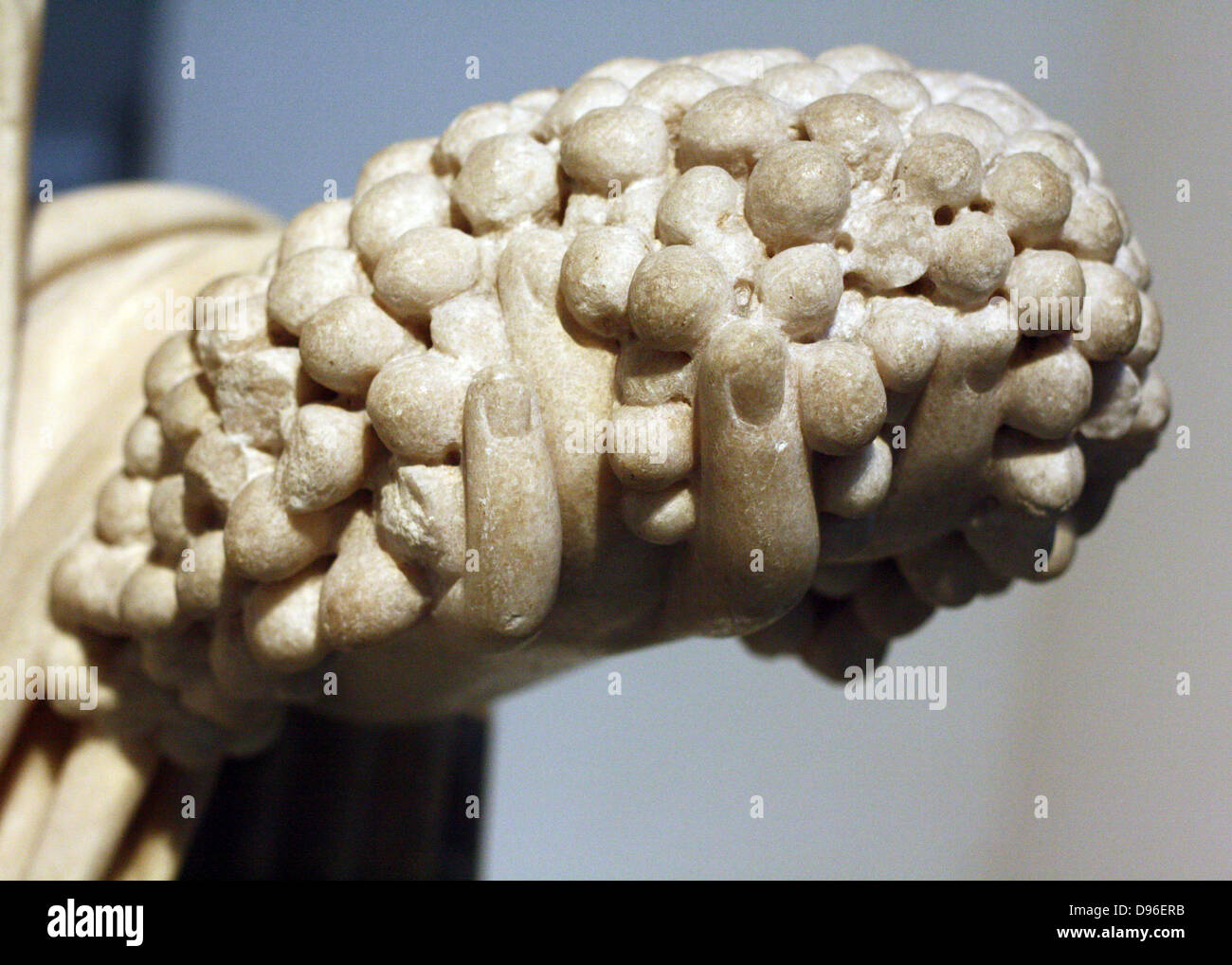 Dettagli dalla scultura in marmo di Dioniso, dio del vino. La sua mano che tiene un grappolo di uva. Romano del II secolo D.C. Foto Stock