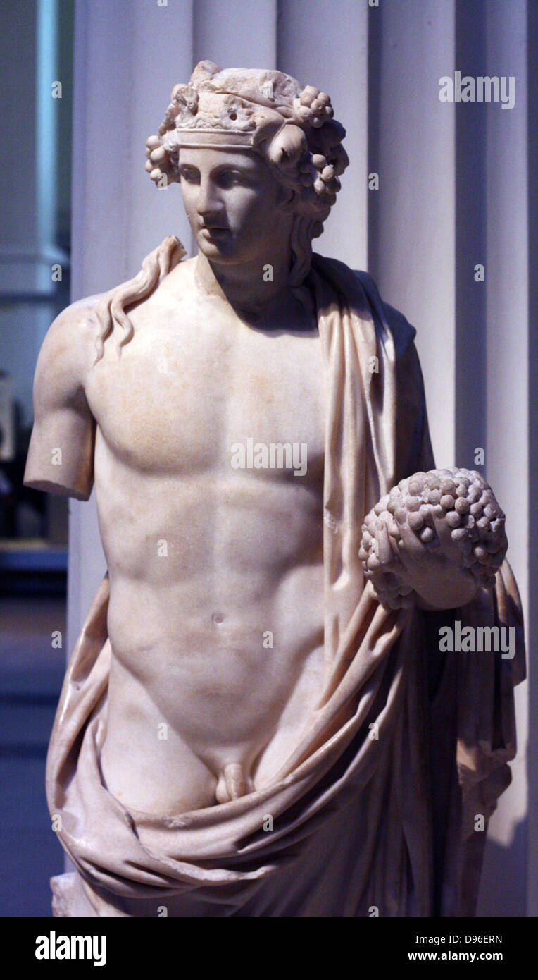La scultura in marmo di Dioniso, dio del vino, mostrato tenendo un grappolo di uva. Romano del II secolo D.C. Trovato nel tempio di Dioniso a Cirene (Libia). Foto Stock