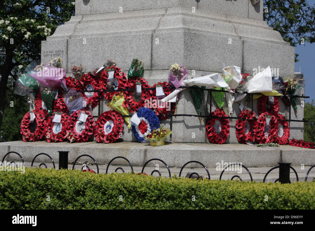 Mowbray Park il Cenotafio Burdon Road Sunderland, memoriale di guerra con ghirlande e di papavero prevista in memoria dei caduti. Foto Stock