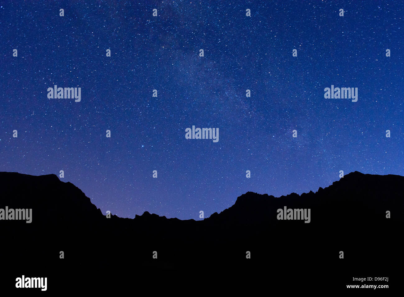 Stelle e il profilo dei picchi di montagna che circonda il Cirque de Cilaos caldera sull isola francese di la Reunion. Foto Stock
