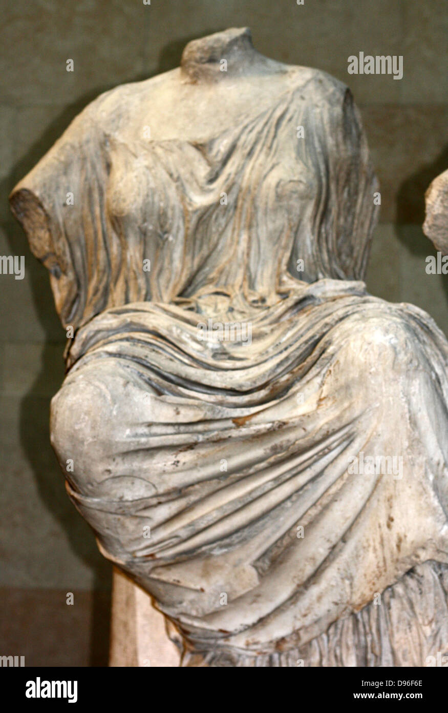 Statua di una donna seduta circa a salire. Greco. Eventualmente Hestia, la dea del focolare. Dal frontone orientale del Partenone di Atene. Foto Stock