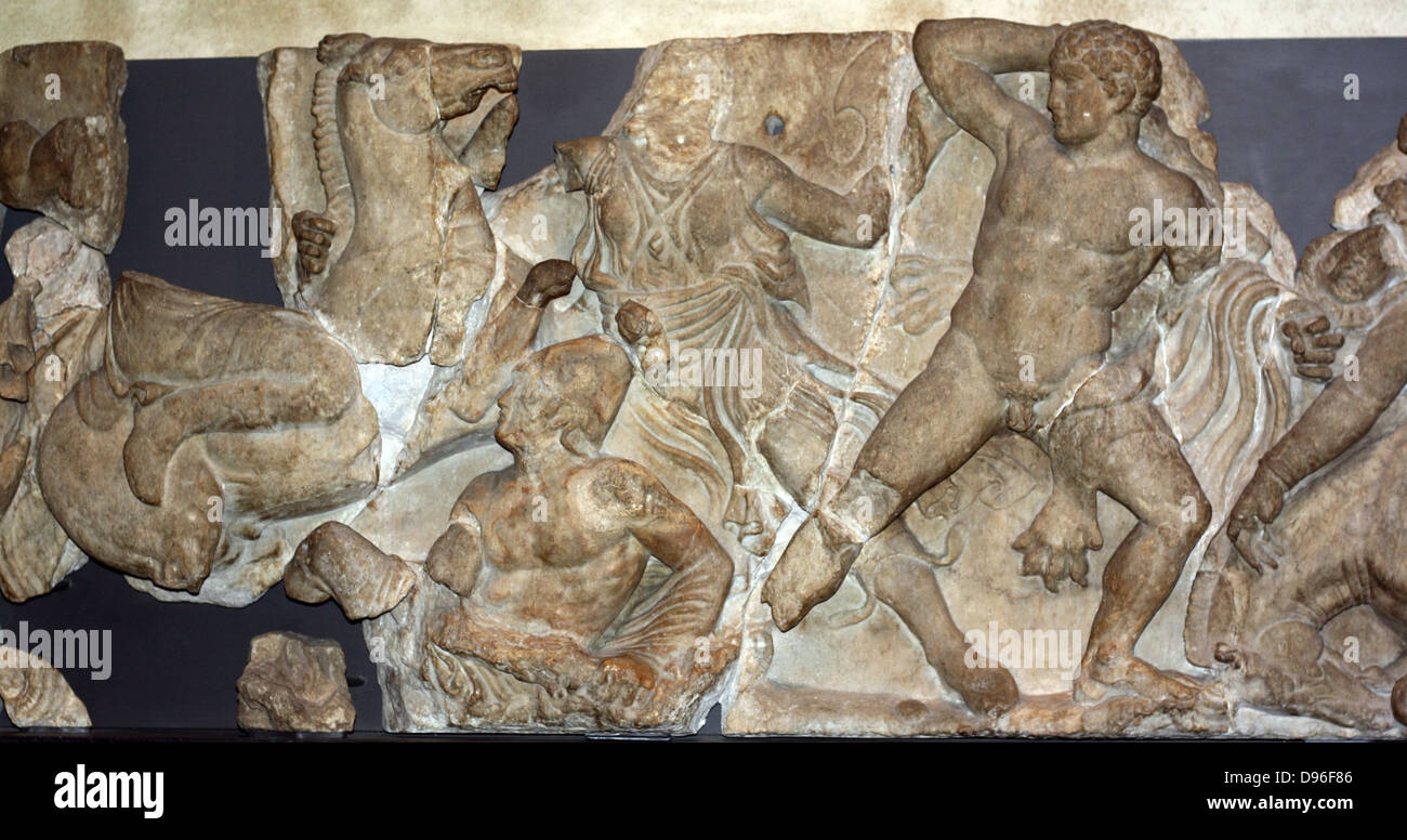 Porzione di Bassae fregio. Greco, circa 420-400 A.C. Dal tempio di Apollo a Bassae. Il fregio raffigura due battaglie. Foto Stock