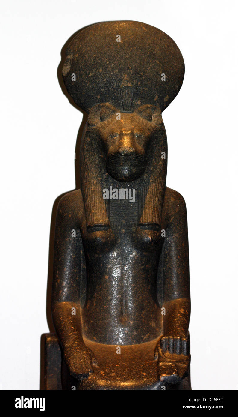 Xviii dinastia seduto statua della dea Sekhmet, da Tebe, Egitto. (Ca. 1350 BC). Egiziano. Granito nero. Foto Stock