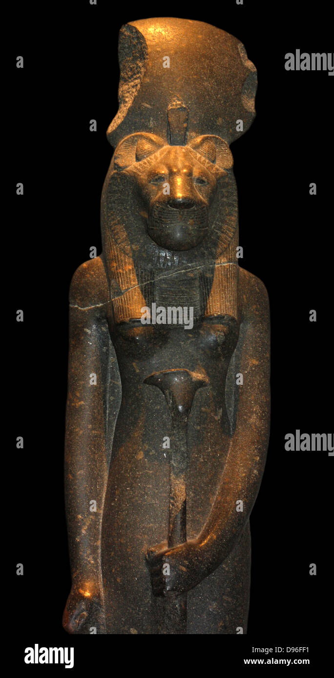 Xviii dinastia seduto statua della dea Sekhmet, da Tebe, Egitto. (Ca. 1350 BC). Egiziano. Granito nero. Foto Stock