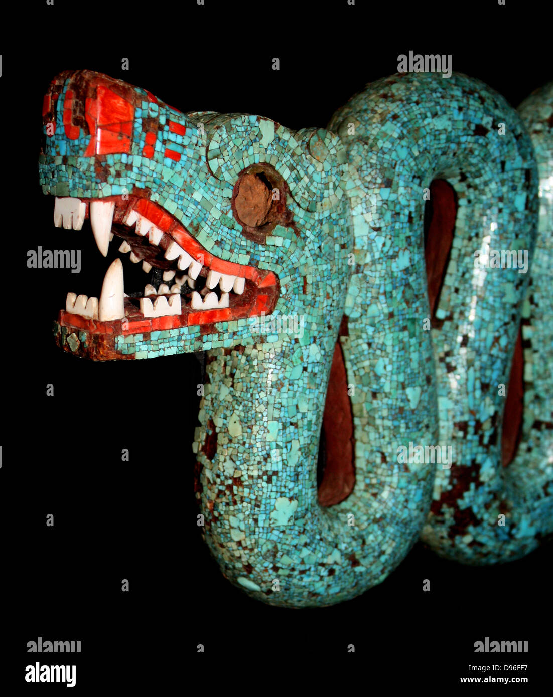 Aztec doppia testa di serpente realizzato dal turchese Mosaico pezzi e scolpita in legno. Xv-XVI secolo D.C. Probabilmente un cerimoniale ornamento del torace. Foto Stock