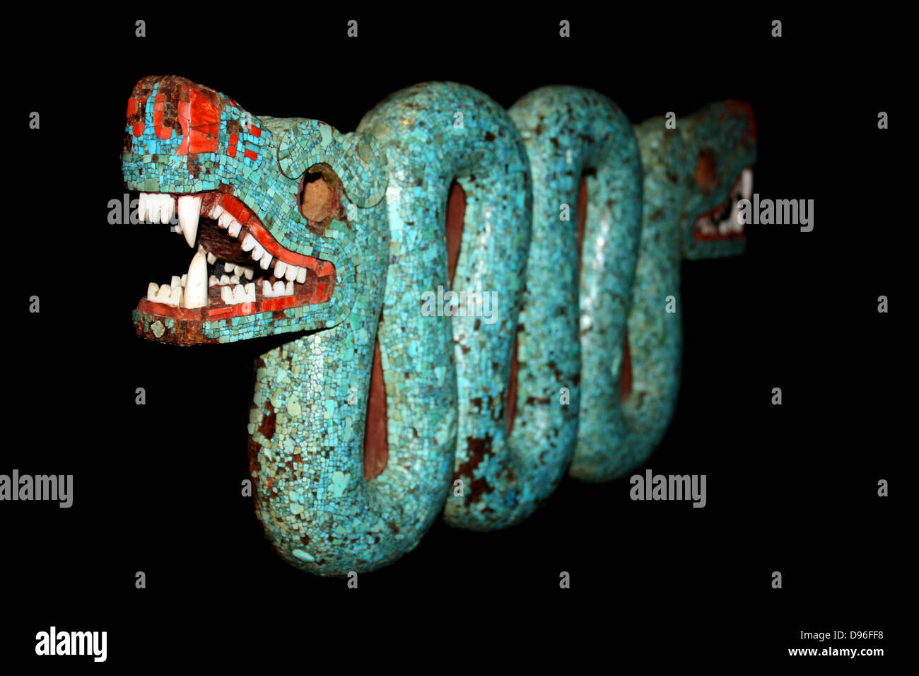 Aztec doppia testa di serpente realizzato dal turchese Mosaico pezzi e scolpita in legno. Xv-XVI secolo D.C. Probabilmente un cerimoniale ornamento del torace. Foto Stock