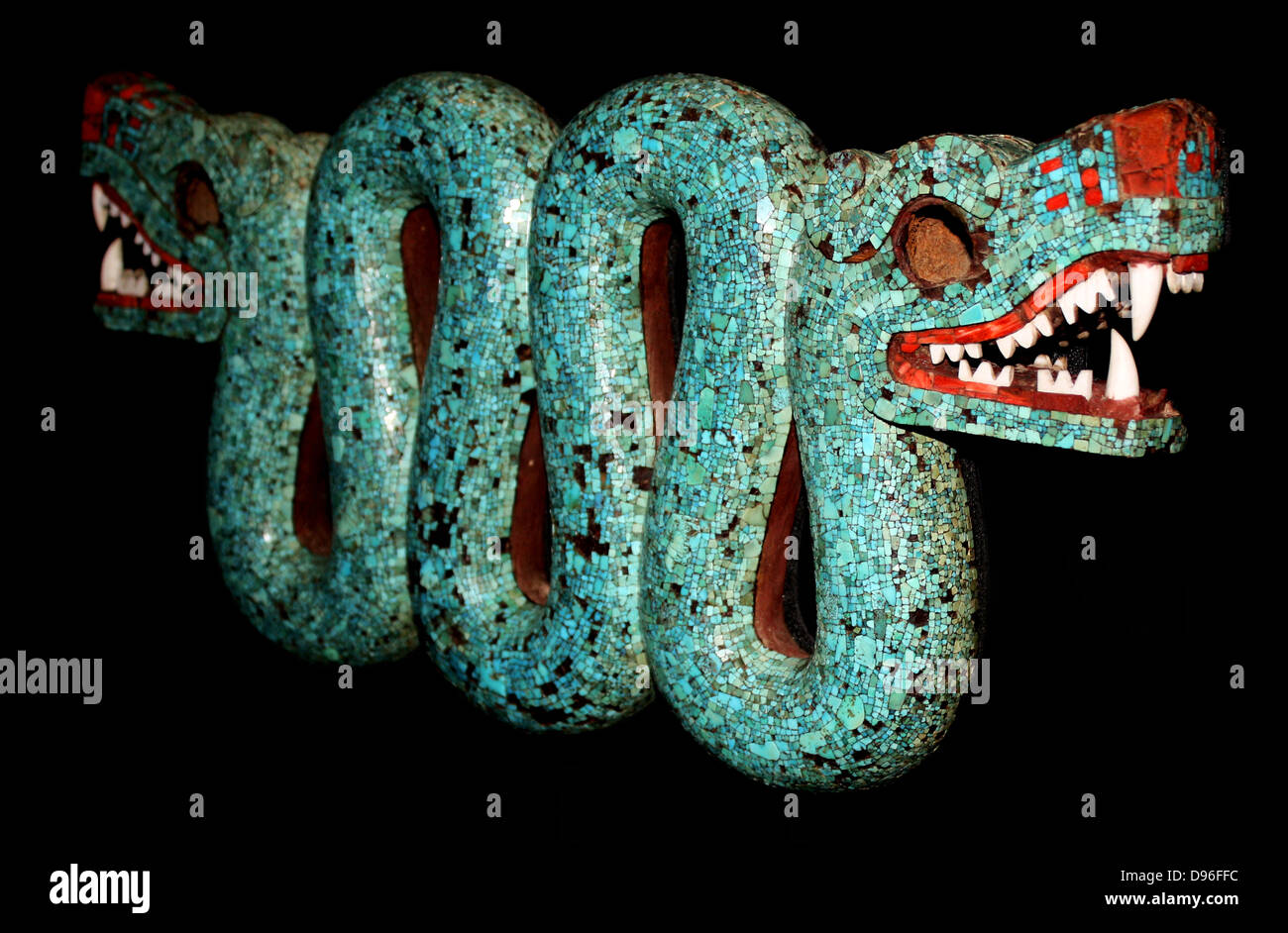Aztec doppia testa di serpente realizzato dal turchese Mosaico pezzi e scolpita in legno. Xv-XVI secolo D.C. Probabilmente un cerimoniale ornamento del torace. Foto Stock