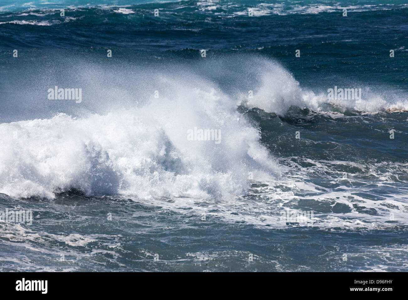 Le onde che si infrangono sul mare mosso, Playa Janubio, Lanzarote, Isole Canarie, Spagna Foto Stock