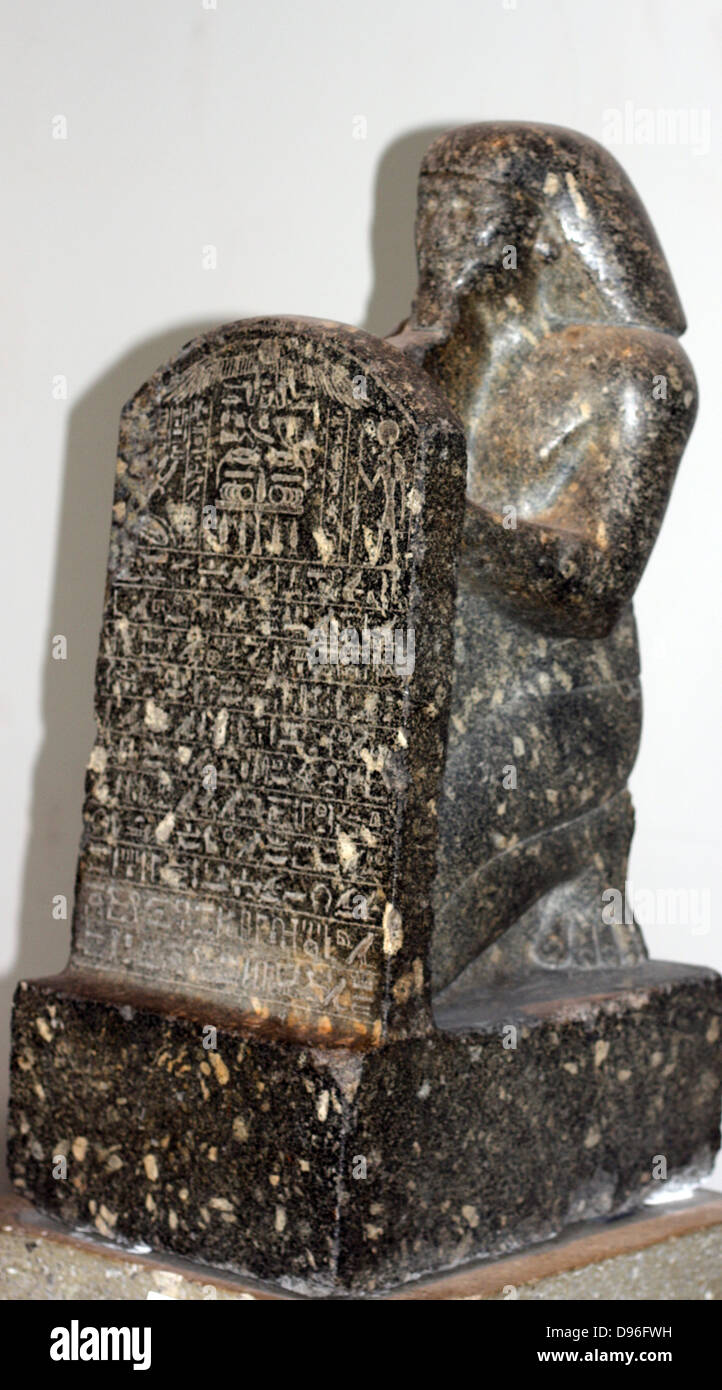 Statua di Montuemhat inginocchiarsi e tenendo in mano una stele. O XXV XXVI Dinastia (ca. 670-650 BC) egiziano. Realizzato da Granodiorite. La stele mostra il profeta Montuemhat offrendo al Atum-Khepri, e contiene il testo del Libro dei Morti. Foto Stock