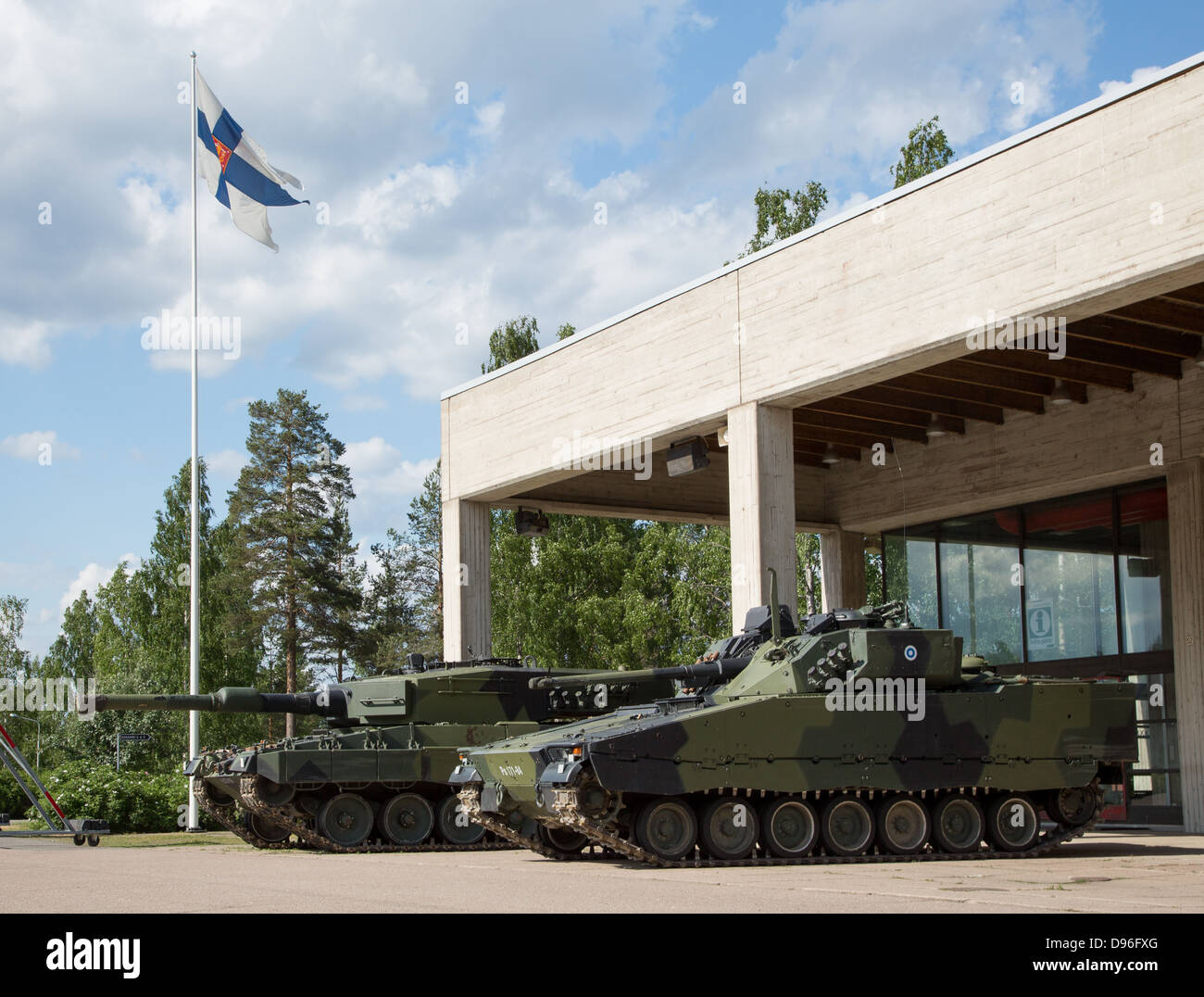 Leopard 2 A4 battaglia principale serbatoio e CV9030 di combattimento della fanteria veicolo della Carelia Brigata sul display a Vekaranjärvi guarnigione. Foto Stock