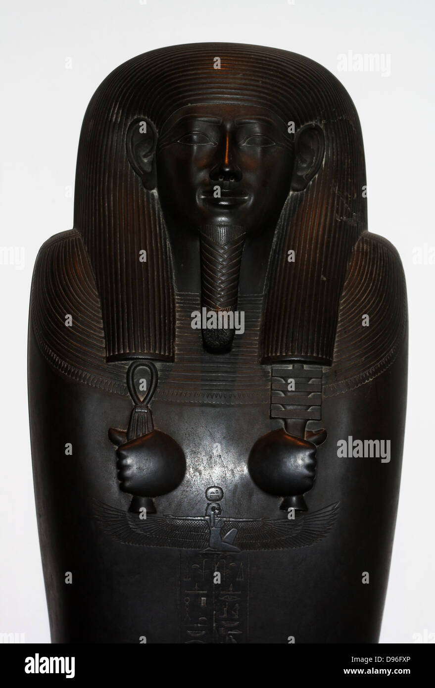 Sarcofago-coperchio del visir Sisebek. Xxvi Dinastia (ca. 600BC) egiziano. Di scisto. Una figura della dea dado adorna il petto, così come geroglifici indicando una preghiera per le offerte. Foto Stock