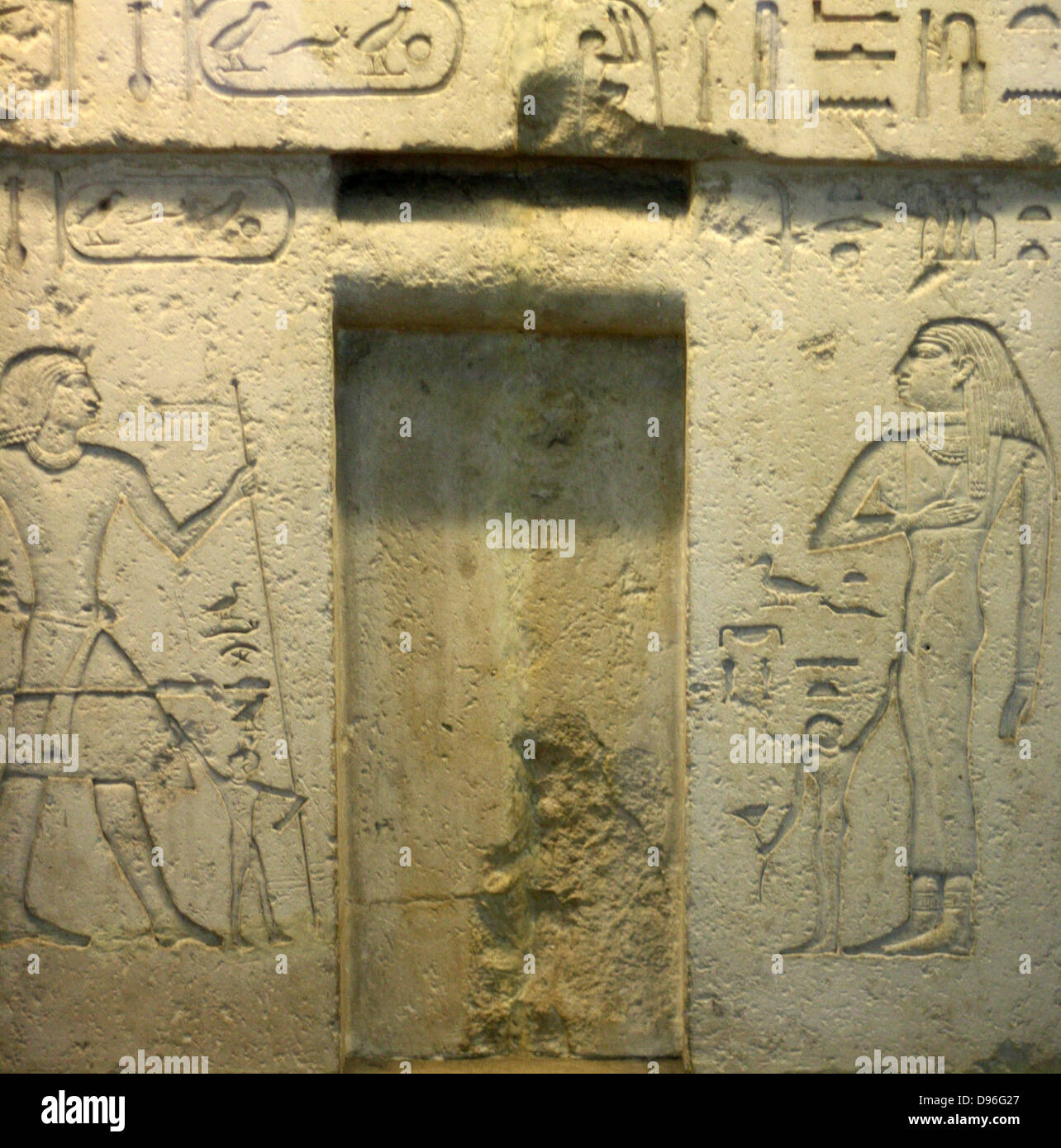 Falsa porta di Neferseshemkhufu. V dinastia egizia la funzione di parete da Guza. Datato circa 2400 BC. Realizzata in pietra calcarea. Foto Stock