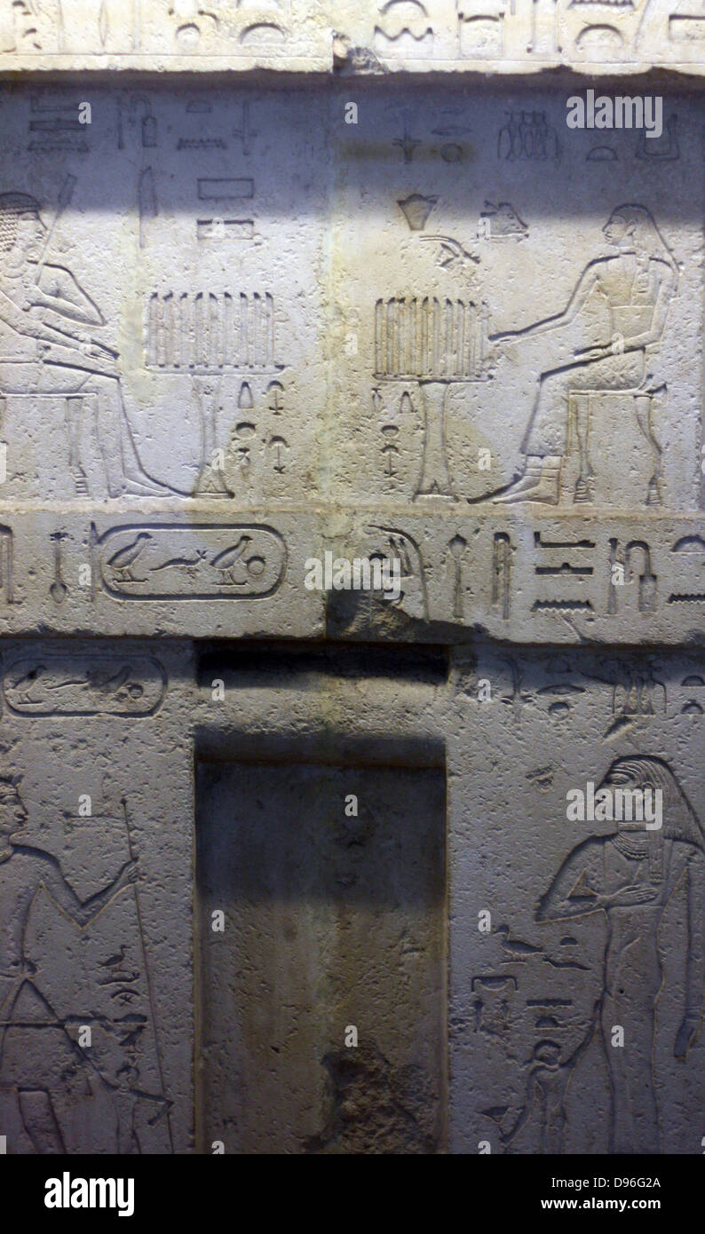 Falsa porta di Neferseshemkhufu. V dinastia egizia la funzione di parete da Guza. Datato circa 2400 BC. Realizzata in pietra calcarea. Foto Stock