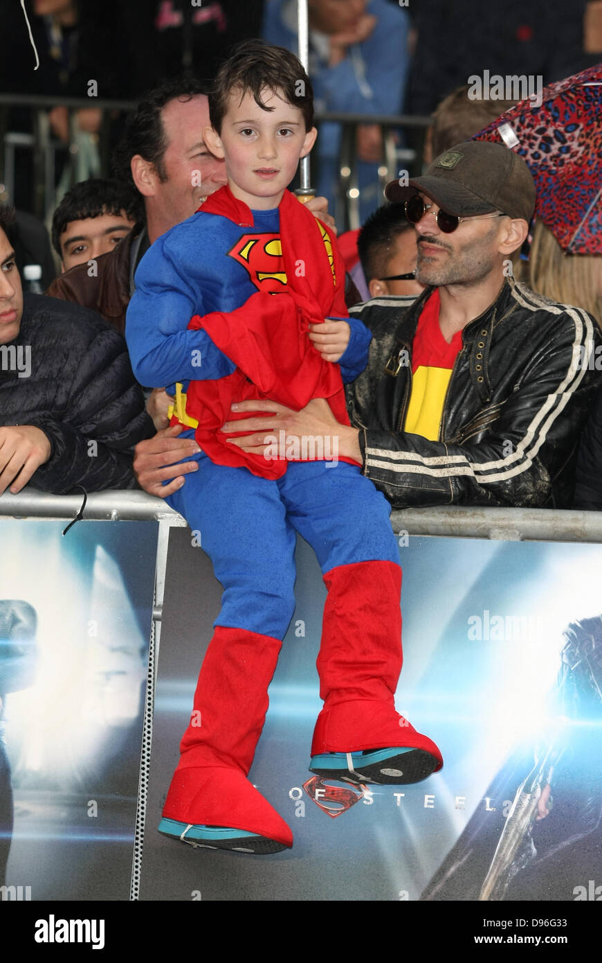 Giovane SUPERMAN MAN VENTOLA DI ACCIAIO UK PREMIERE Leicester Square Londra Inghilterra 12 Giugno 2013 Foto Stock