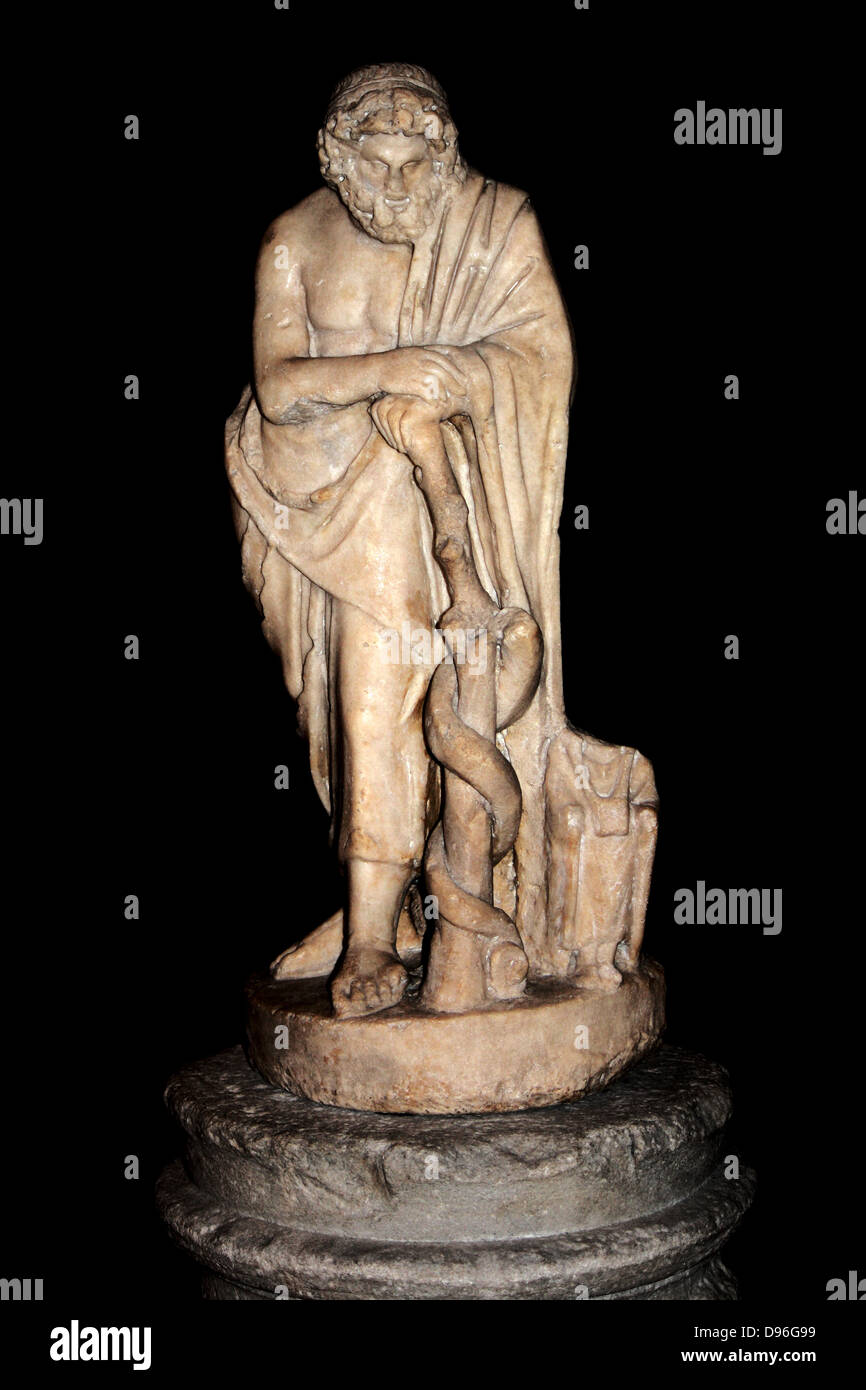 Piccola statua di Esculapio, dio della medicina, con il ragazzo Telesphorus dal suo lato. Romano del II secolo D.C. Pensato per essere dalla Grecia. Foto Stock