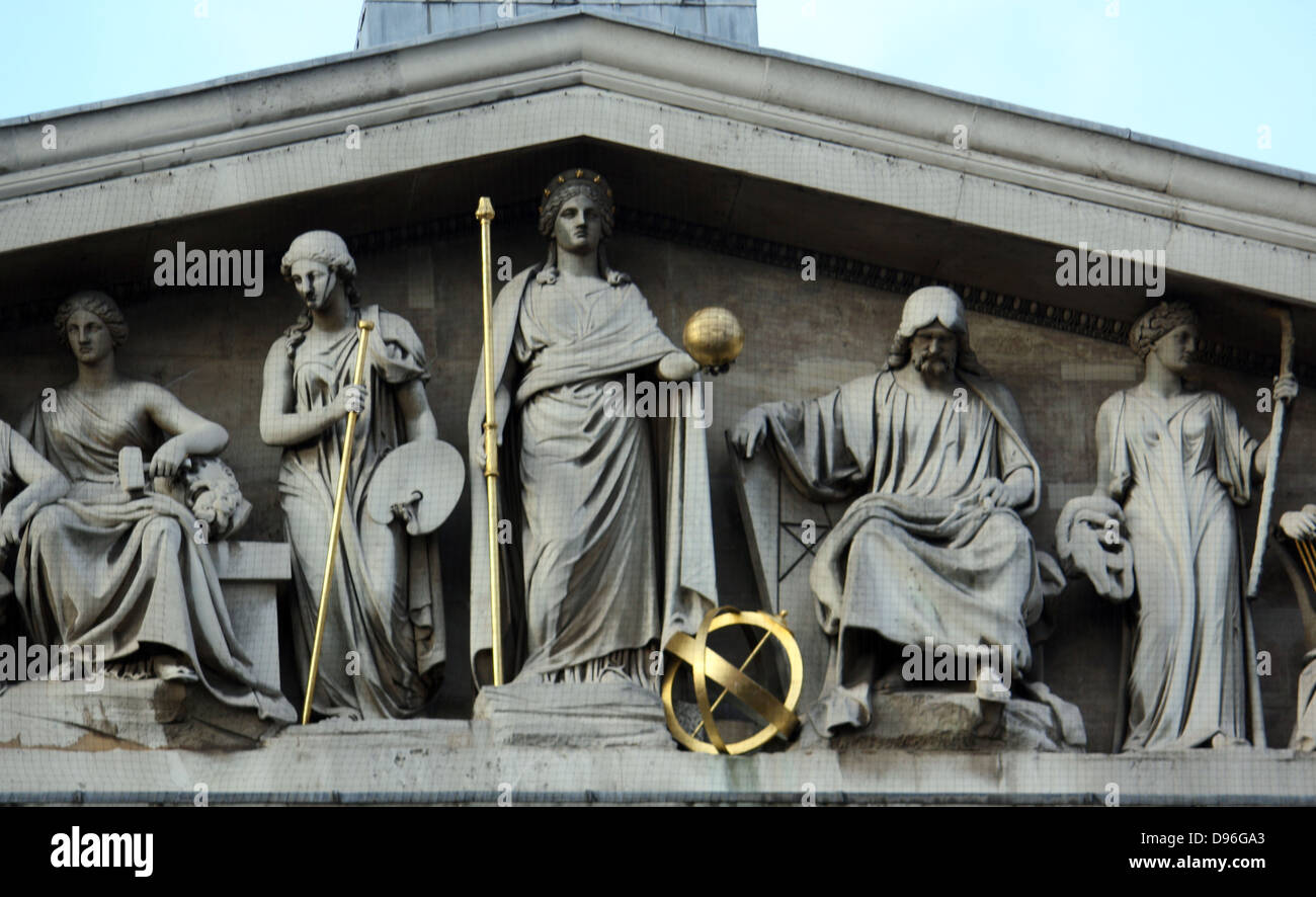 Neo classica rilievo raffigurante in stile greco figure di apprendimento e le arti dal portico del British Museum di Londra. Foto Stock