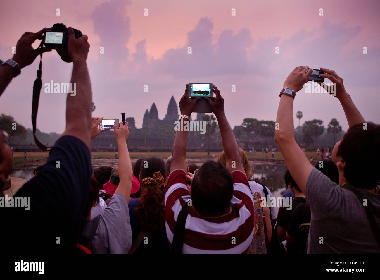 Fotografare l'alba a Angkor Wat, in attesa di vedere la luce venire fino oltre il tempio principale di Angkor, Cambogia Foto Stock