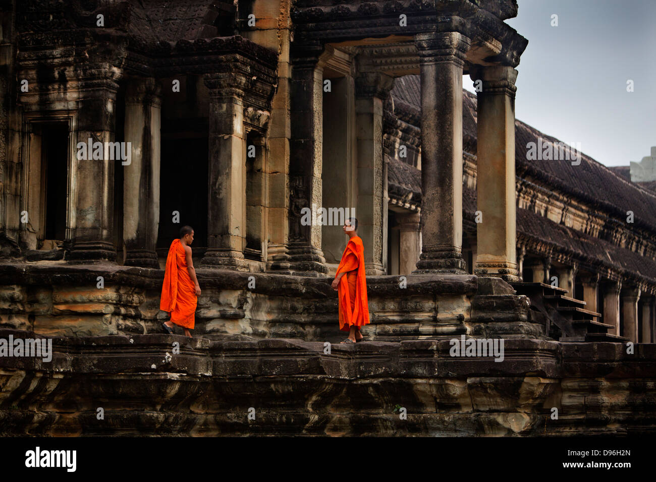 I monaci buddisti in visita a Angkor Wat, Cambogia, Asia Foto Stock