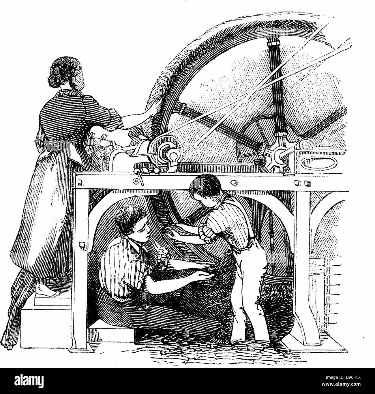 Uomo Donna e bambino ruota di lavoro per pettinare lungo la lana in fiocco in nastri per la produzione di lana pettinata. Sostituzione della ruota per mano la pettinatura più la funzione del vello potrebbero essere utilizzati. Meno costoso e più grossolane di forma di lana pettinata ha portato. Incisione su legno c1845. Foto Stock