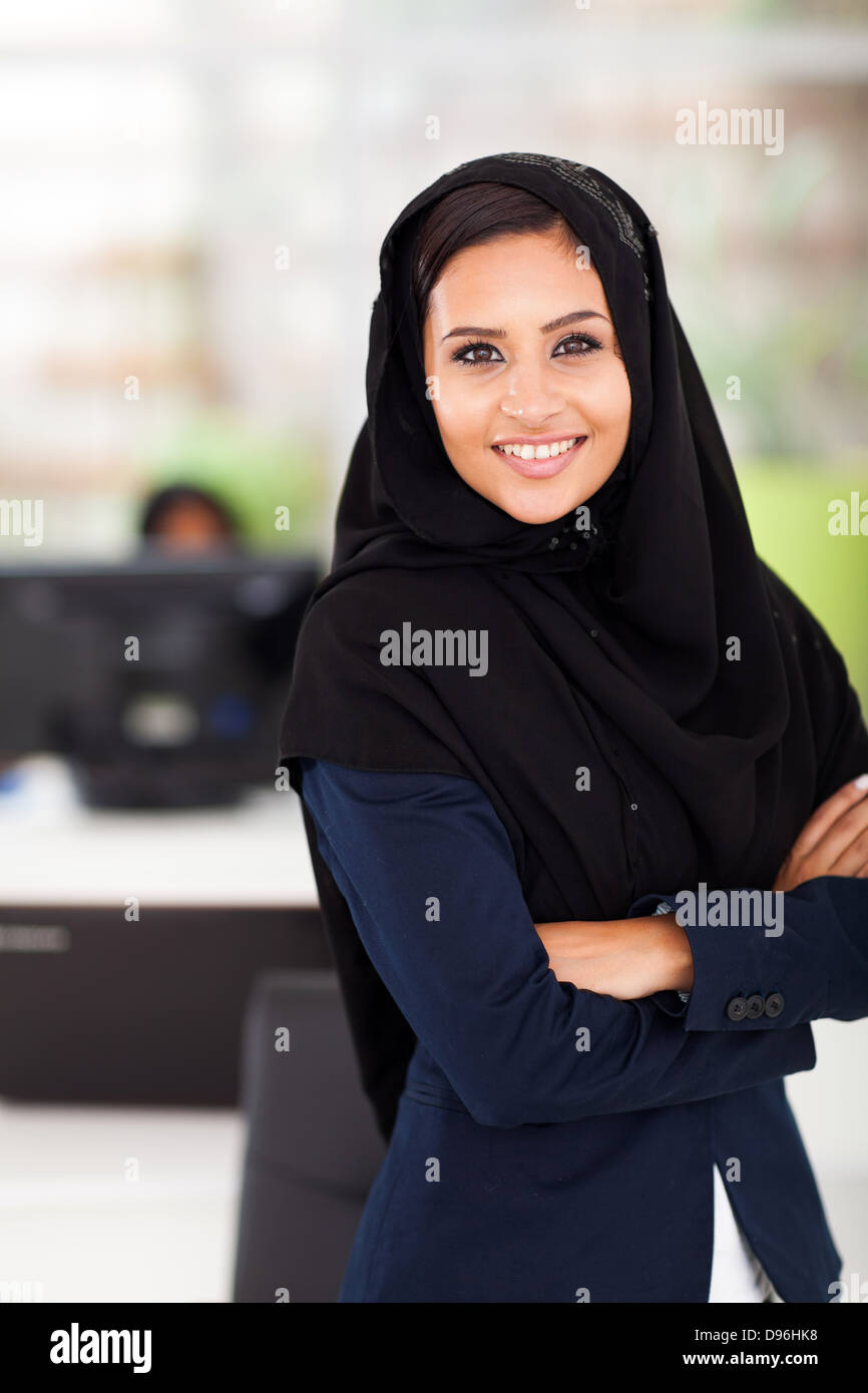 Piuttosto arabo imprenditrice ritratto in office Foto Stock
