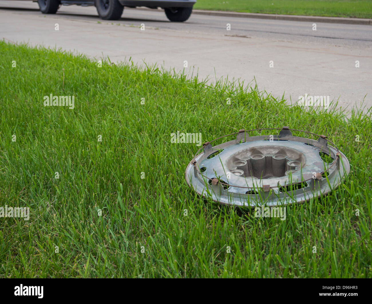 Tappo ruota caduti sul lato della strada Foto Stock