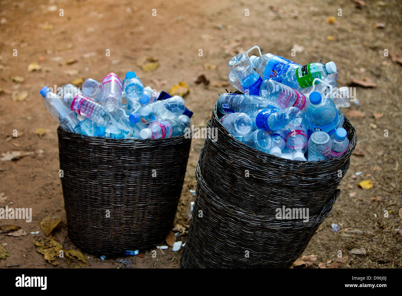 Bottiglie di acqua a sinistra alla fine della giornata da turisti che visitano il tempio di Angkor complessa Foto Stock