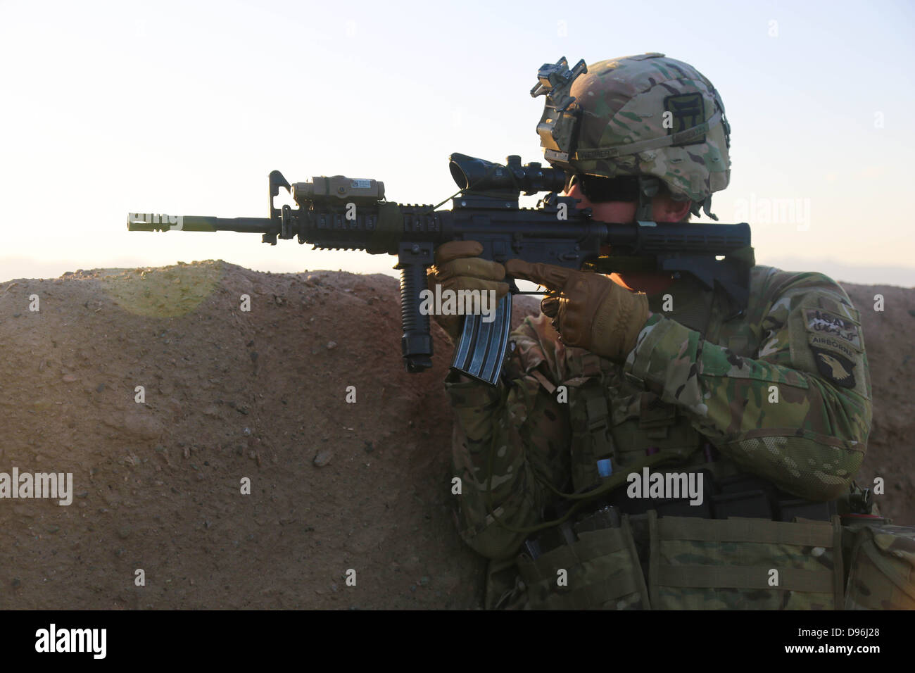 Stati Uniti Army Sgt. Travis Weimer, assegnata al 1° Battaglione, 187th Reggimento di Fanteria, fornisce la sicurezza durante il funzionamento Shamshir VI in Khoti Kheyl, Zormat district, Afghanistan, 7 maggio 2013. Il battaglione ha effettuato l'operazione con l'Esercito nazionale afgano Foto Stock