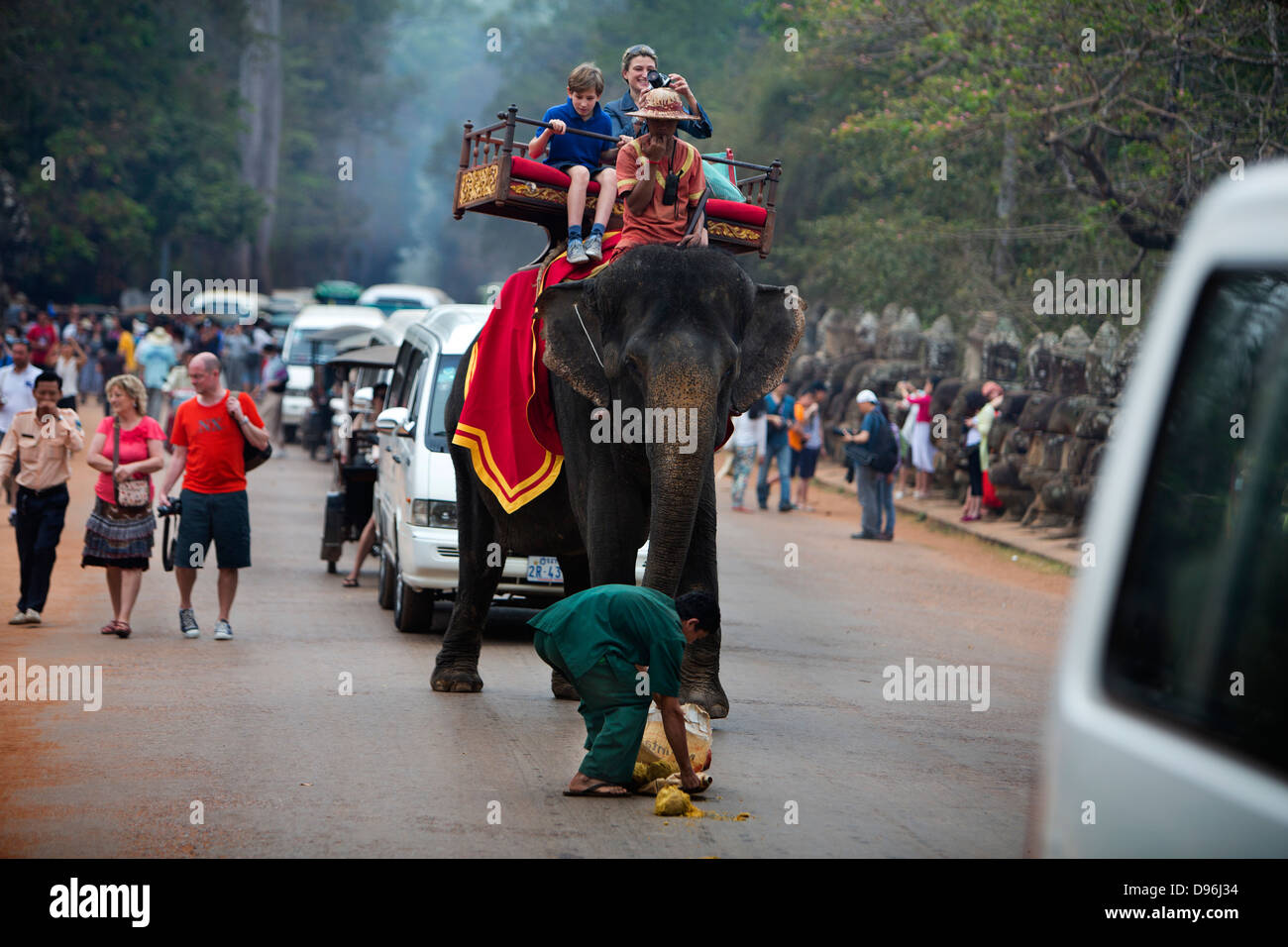 Corse di elefanti al cancello sud di Ankor Thom. Cambogia Foto Stock