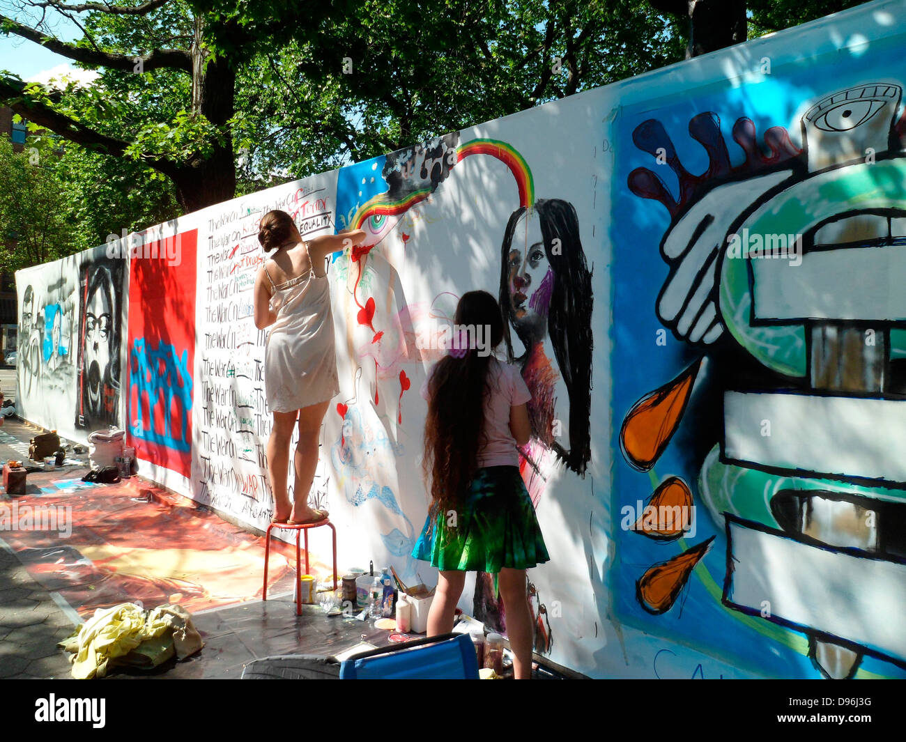 Gli artisti lavorano sul loro tela" a urlare! Il Festival "arte intorno al parco' intorno a Tompkins Square Park a New York, in zona East Village Foto Stock