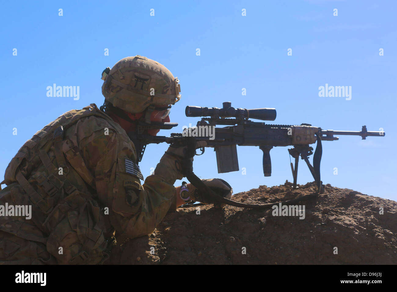 Stati Uniti Army Spc. Christopher Hill, assegnata al 1° Battaglione, 187th Reggimento di Fanteria, fornisce la sicurezza durante il funzionamento Shamshir VI in Khoti Kheyl, Zormat distretto, Afghanistan, 8 maggio 2013. Il battaglione condotta il funzionamento con nazionale afghano di un Foto Stock