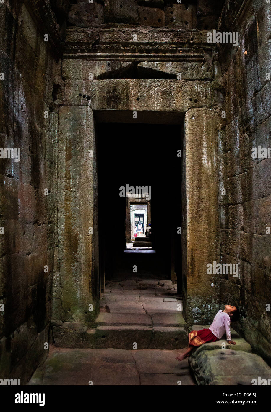 Bambino nel tempio di Preah Khan, Ankor Wat Cambogia Foto Stock