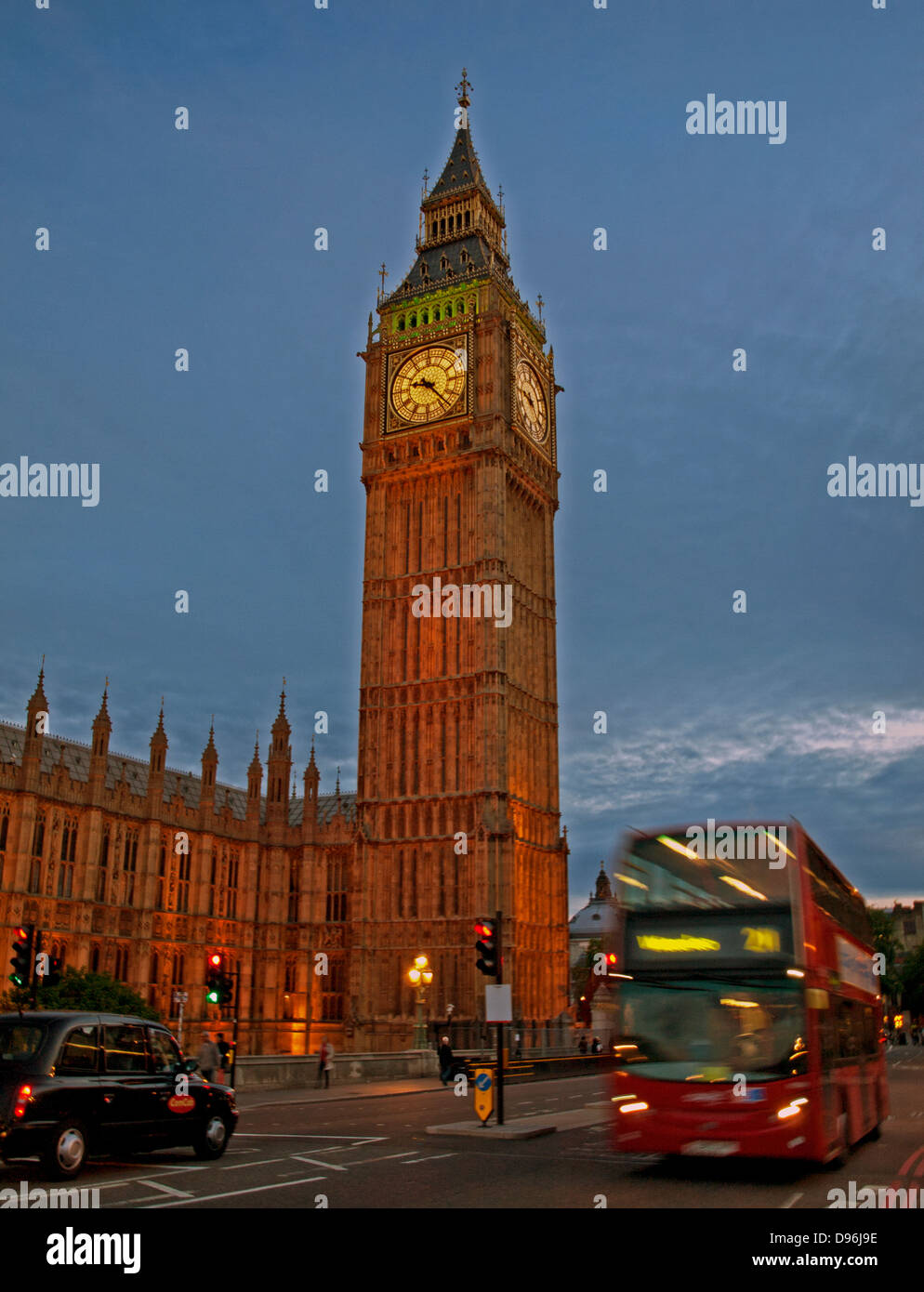 Double-decker bus e la torre di Elizabeth(Big Ben) all'estremità nord del Palazzo di Westminster(Case del Parlamento) di notte Foto Stock